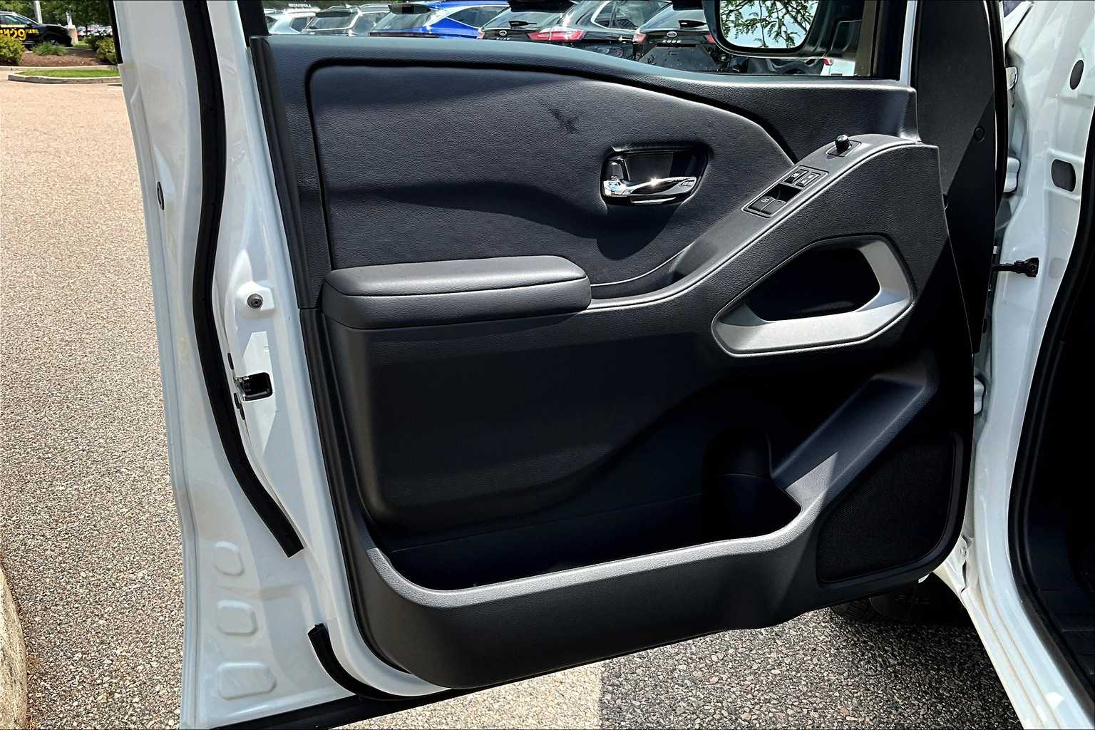 2025 Nissan Frontier SV - Photo 9