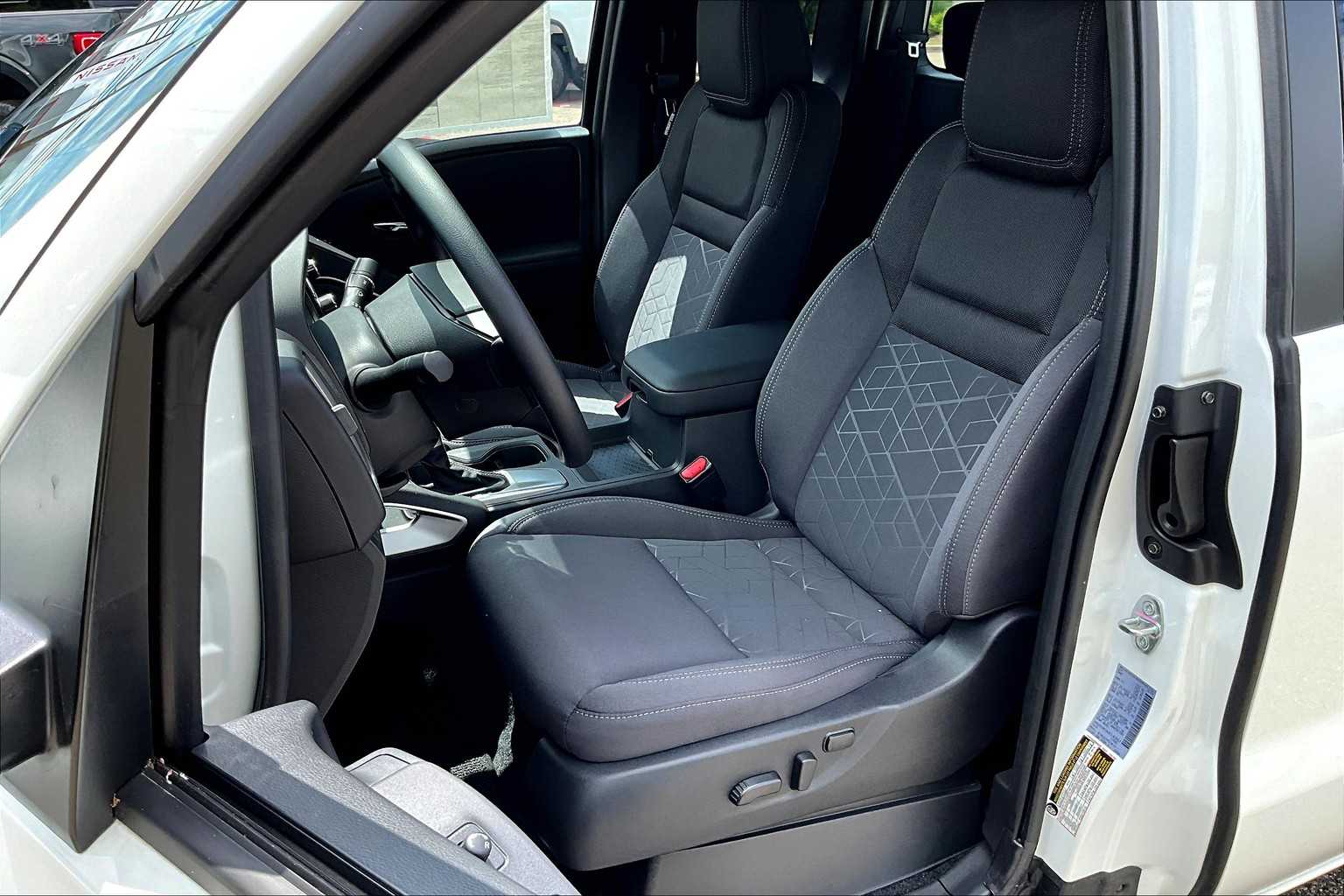 2025 Nissan Frontier SV - Photo 10