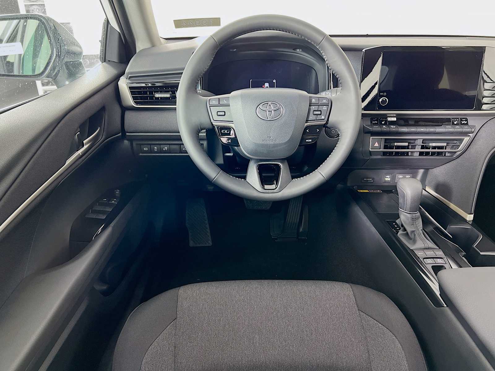 2025 Toyota Camry LE - Photo 15