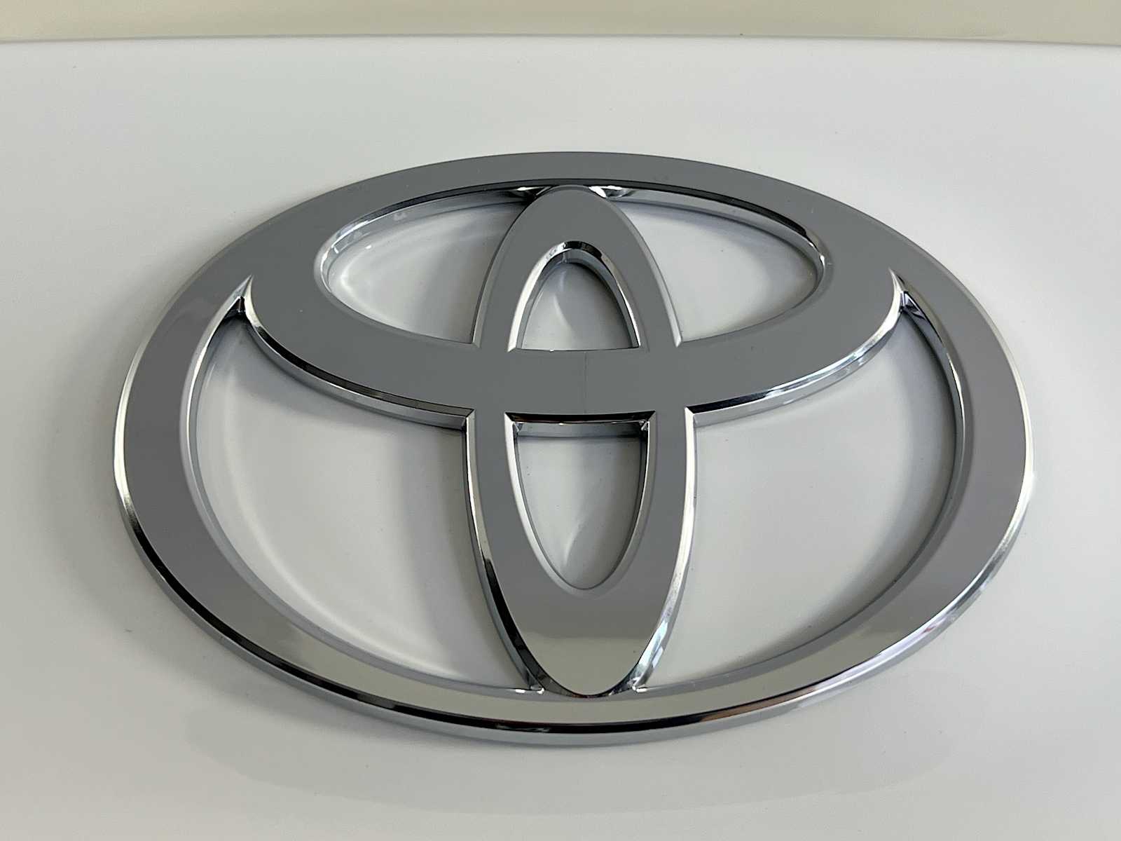 2025 Toyota Camry LE - Photo 18