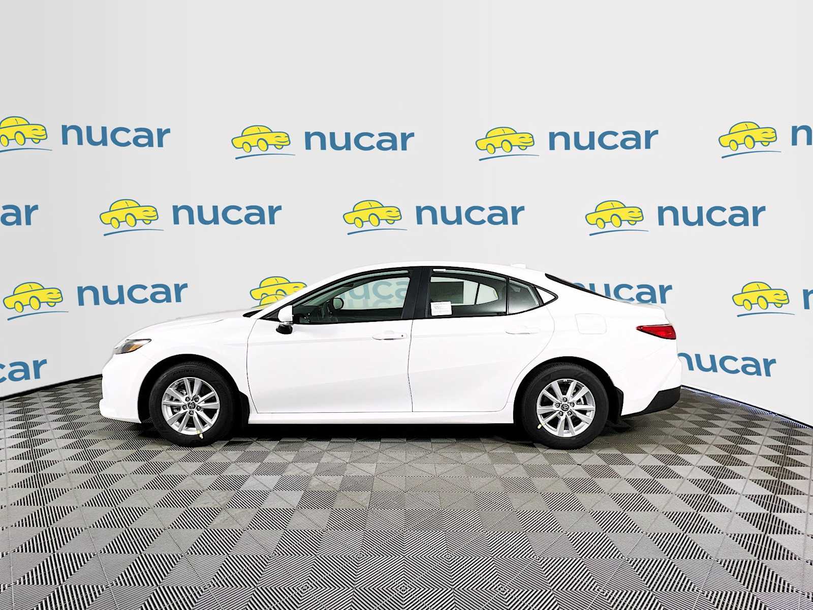 2025 Toyota Camry LE - Photo 3