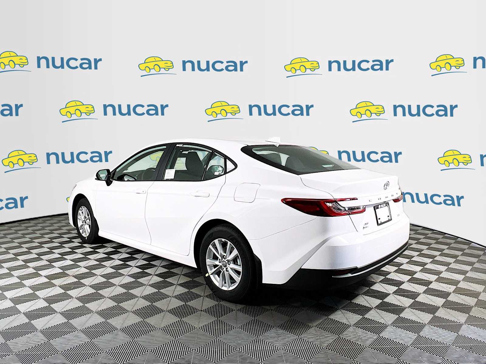 2025 Toyota Camry LE - Photo 4