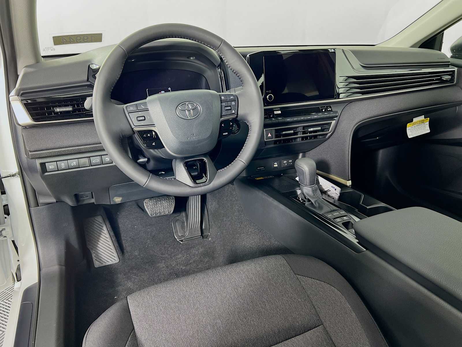 2025 Toyota Camry LE - Photo 6
