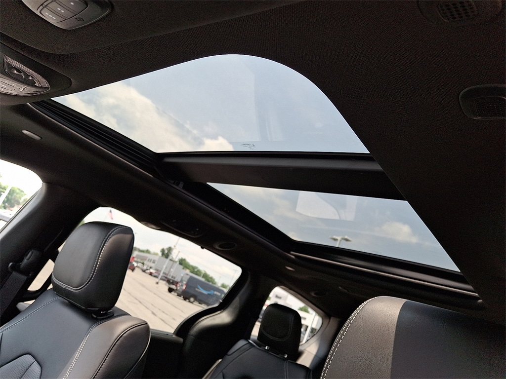 2025 Chrysler Pacifica Select - Photo 11