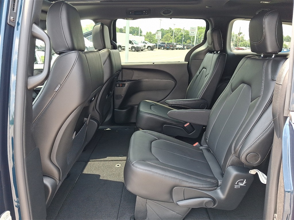 2025 Chrysler Pacifica Select - Photo 6