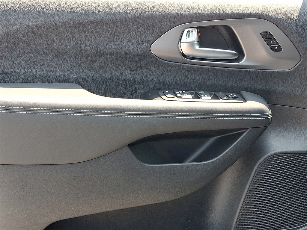 2025 Chrysler Pacifica Select - Photo 9