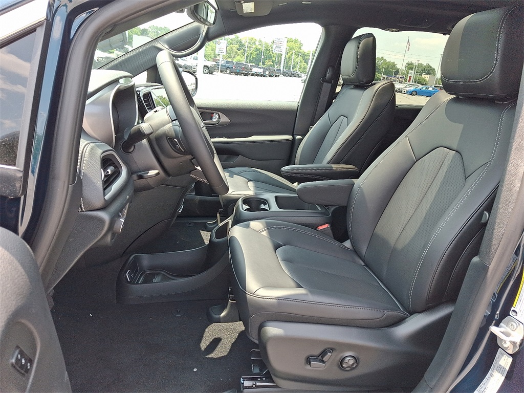 2025 Chrysler Pacifica Select - Photo 10