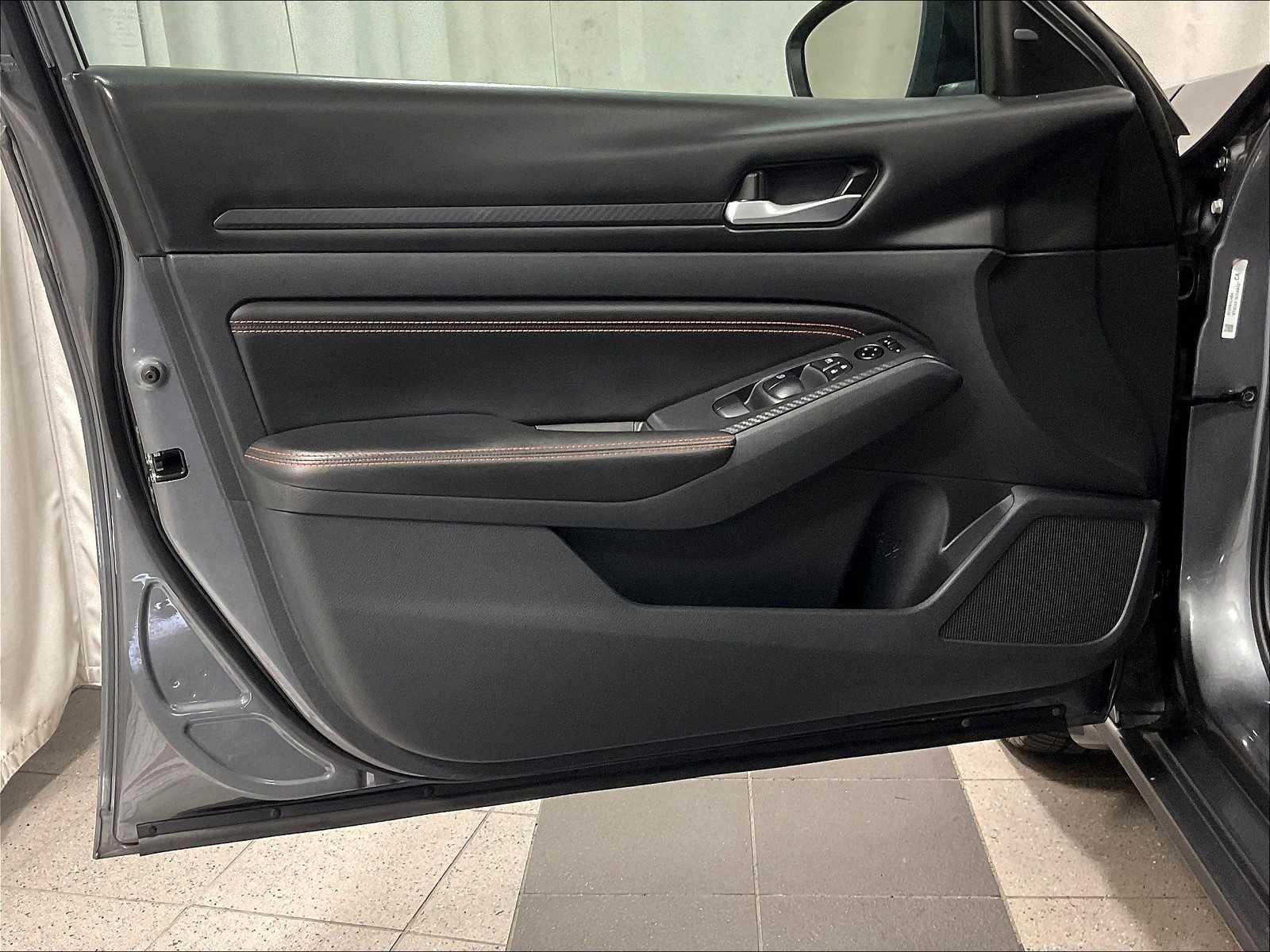 2021 Nissan Altima 2.5 SR - Photo 9