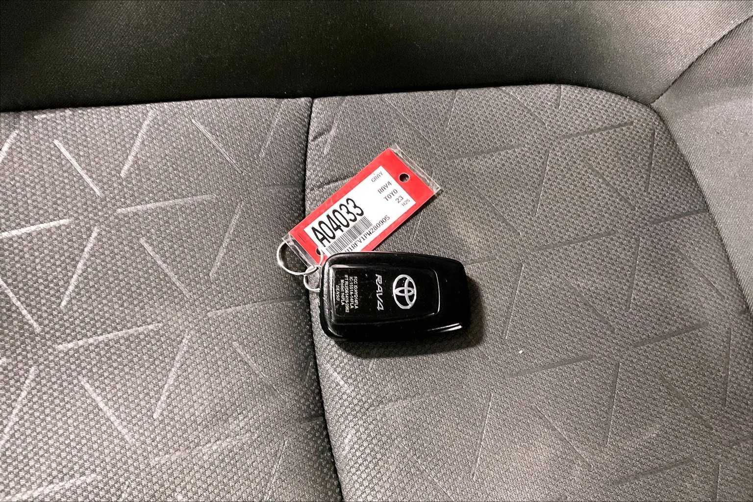 2023 Toyota RAV4 XLE - Photo 30
