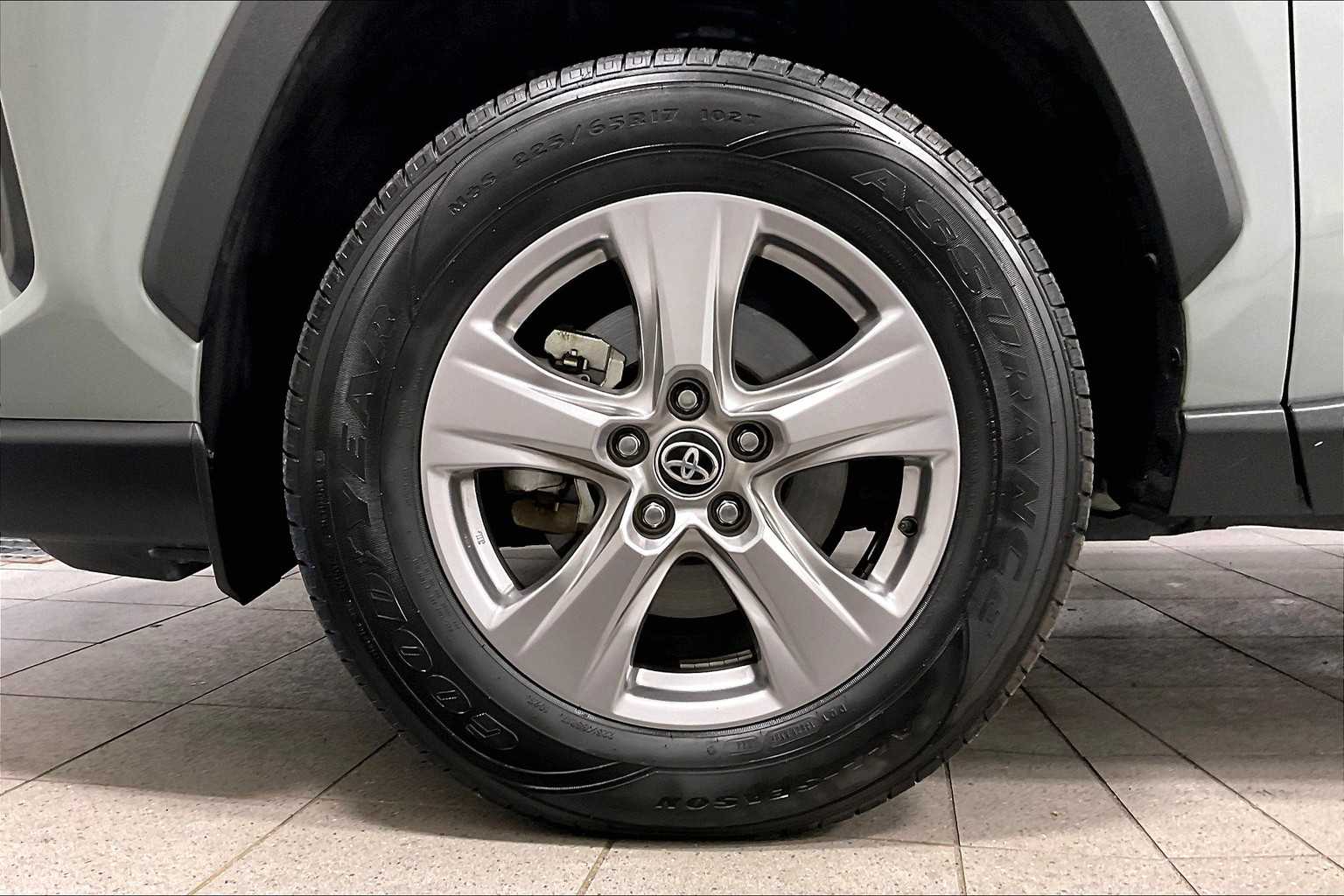 2023 Toyota RAV4 XLE - Photo 7