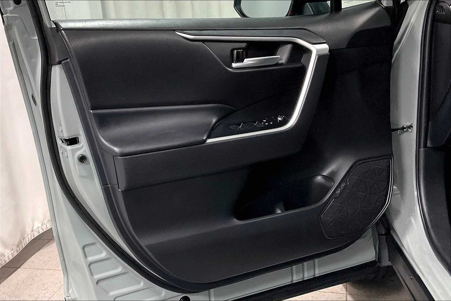 2023 Toyota RAV4 XLE - Photo 9