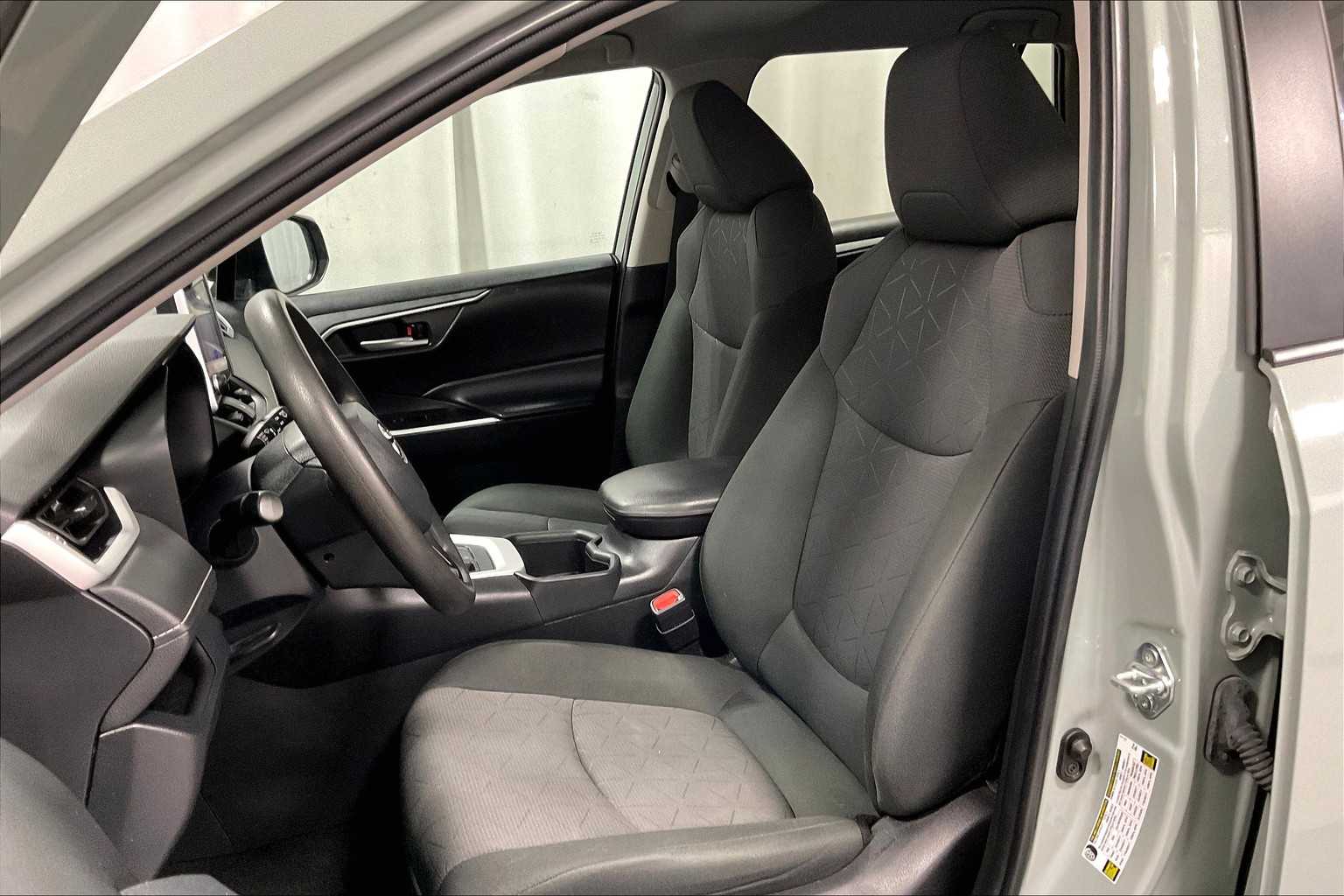 2023 Toyota RAV4 XLE - Photo 10