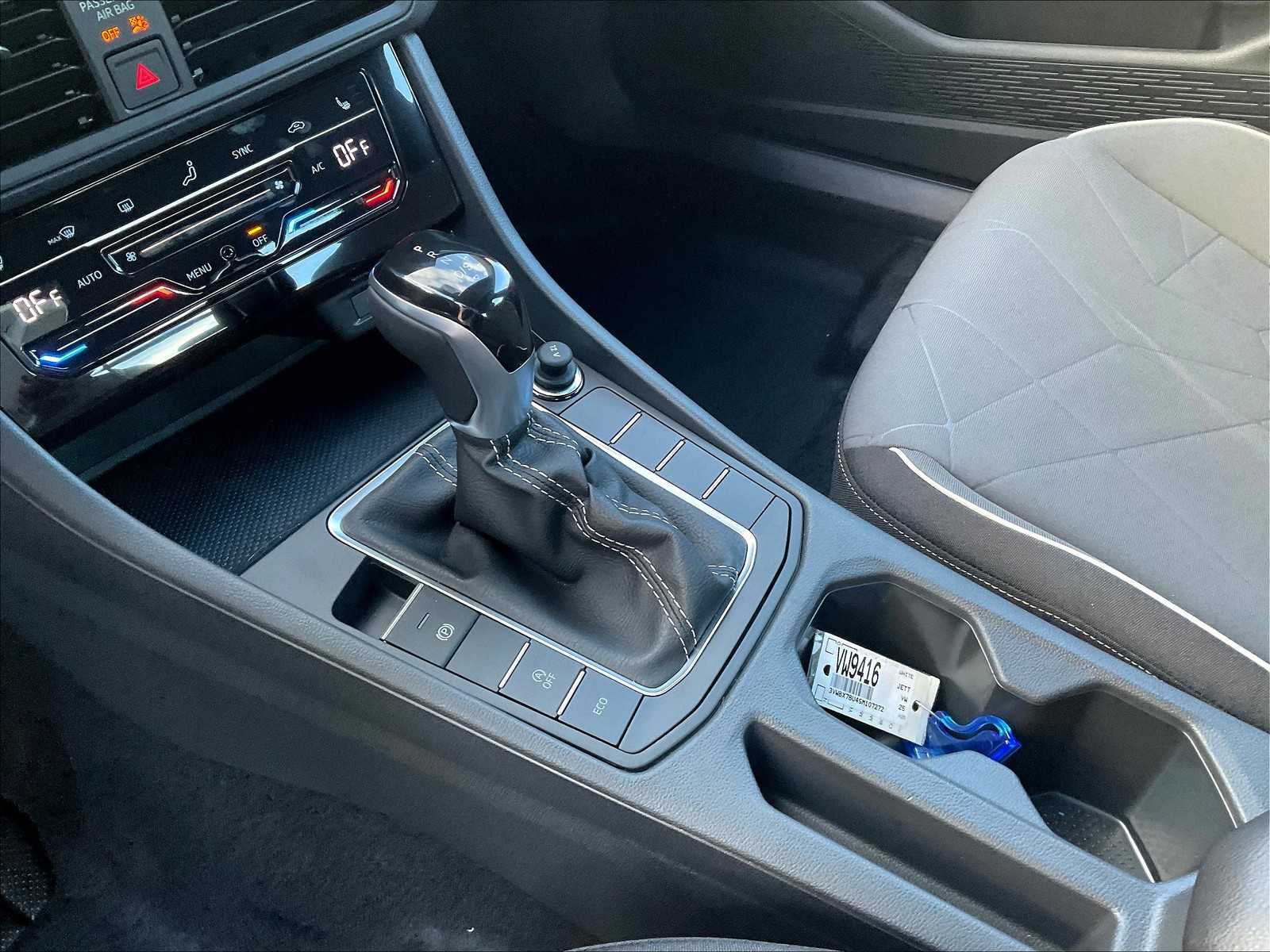 2025 Volkswagen Jetta Sport - Photo 14