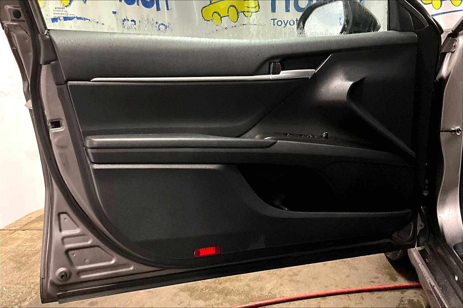 2023 Toyota Camry SE - Photo 9