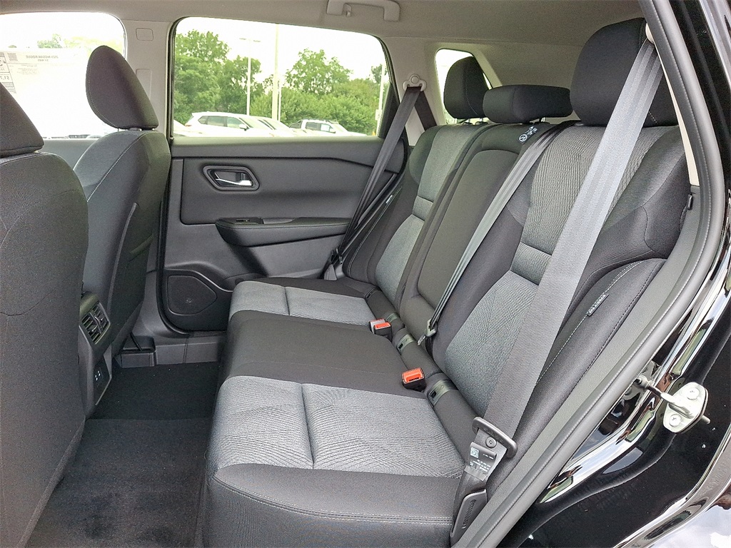 2025 Nissan Rogue SV - Photo 6