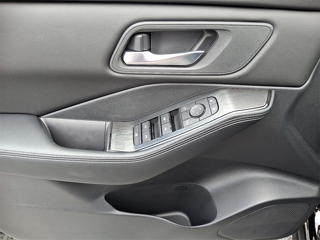 2025 Nissan Rogue SV - Photo 8