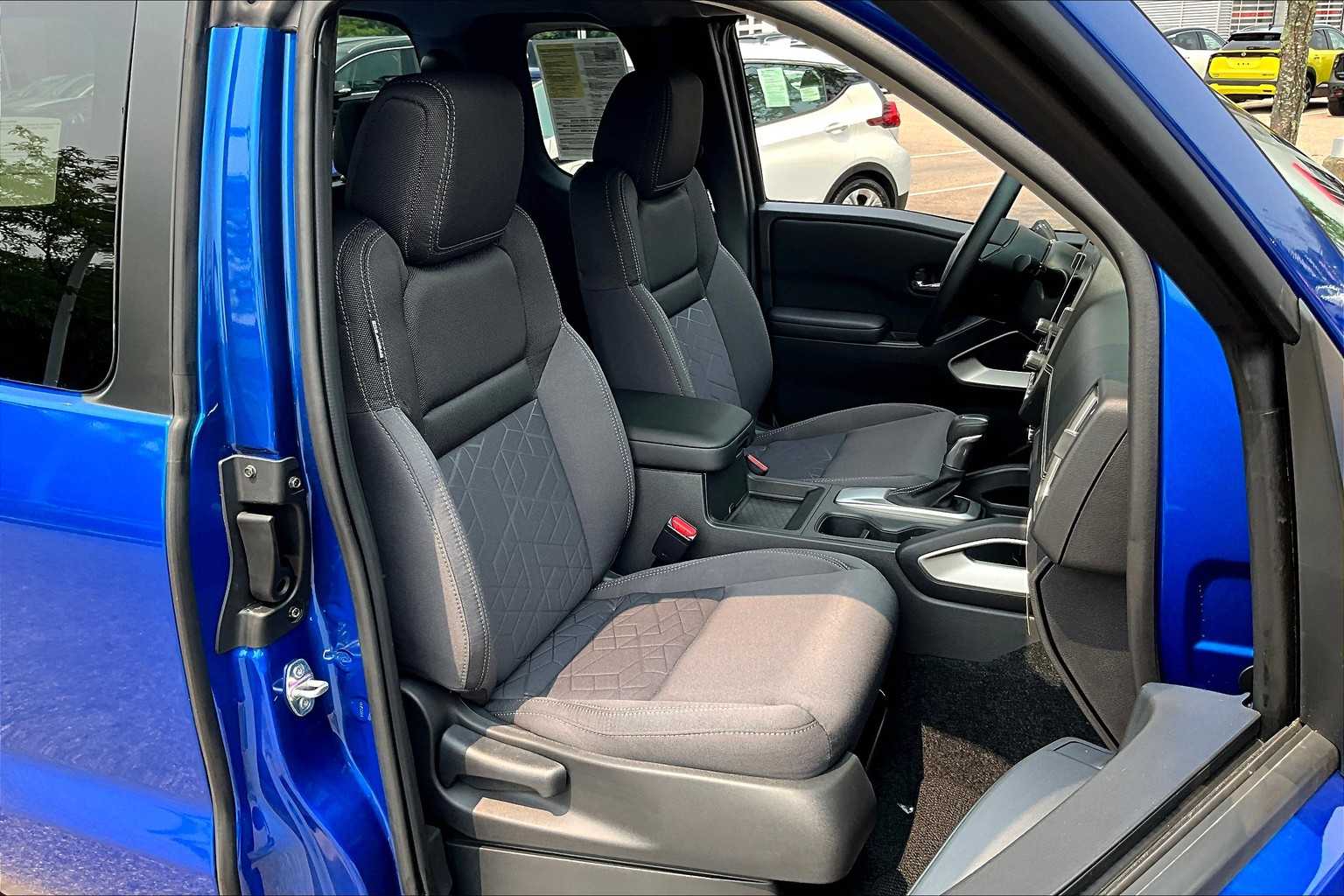 2025 Nissan Frontier SV - Photo 11