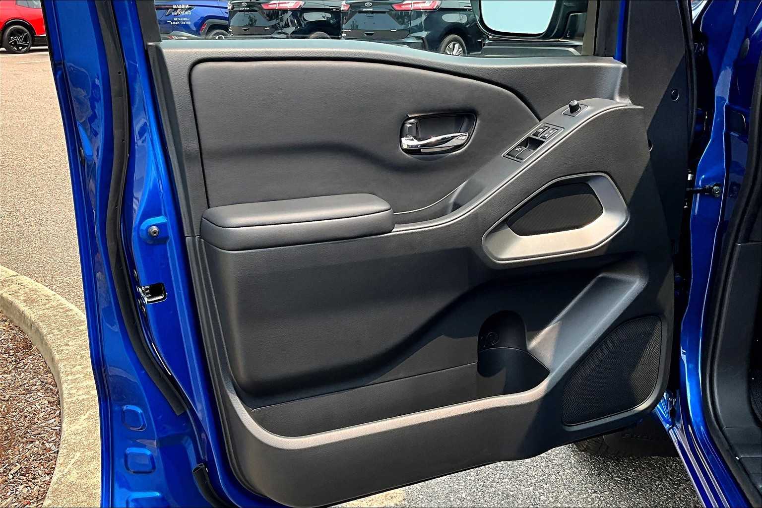 2025 Nissan Frontier SV - Photo 9