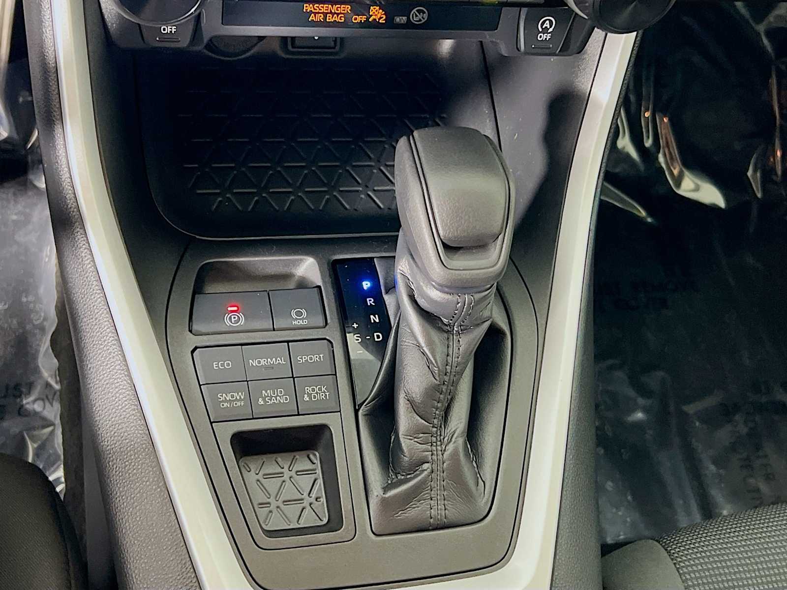 2021 Toyota RAV4 LE - Photo 16