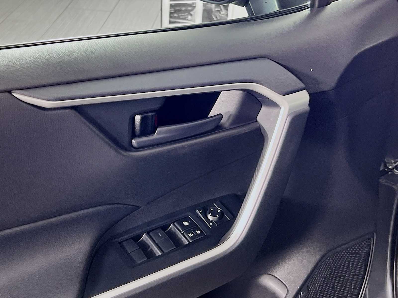 2021 Toyota RAV4 LE - Photo 17