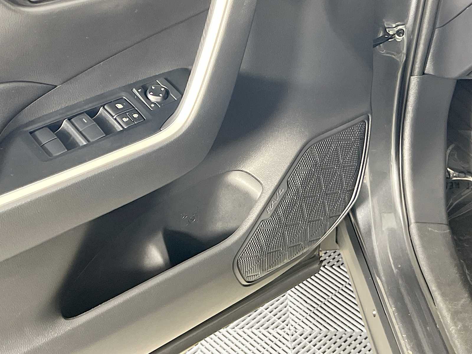 2021 Toyota RAV4 LE - Photo 18