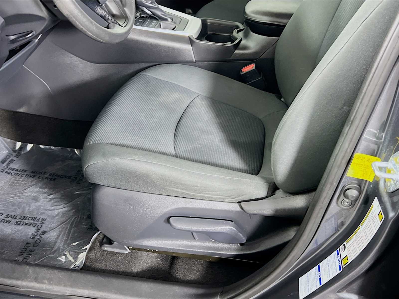 2021 Toyota RAV4 LE - Photo 19