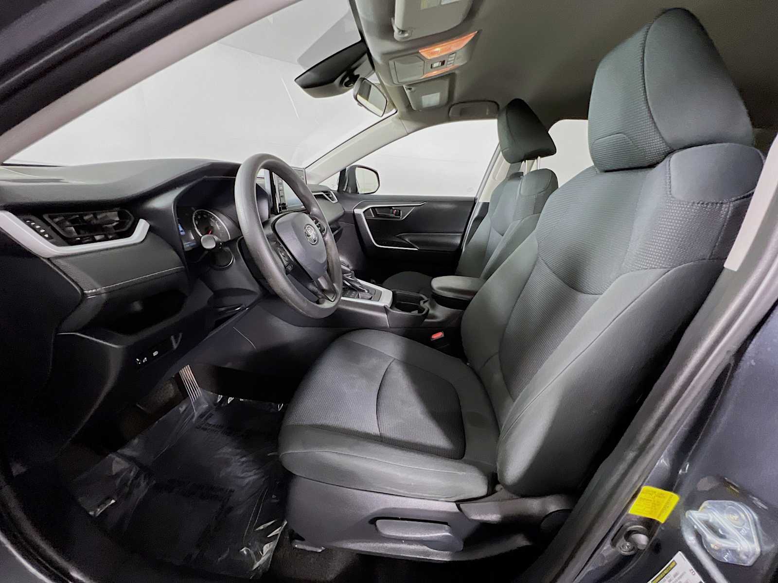 2021 Toyota RAV4 LE - Photo 20