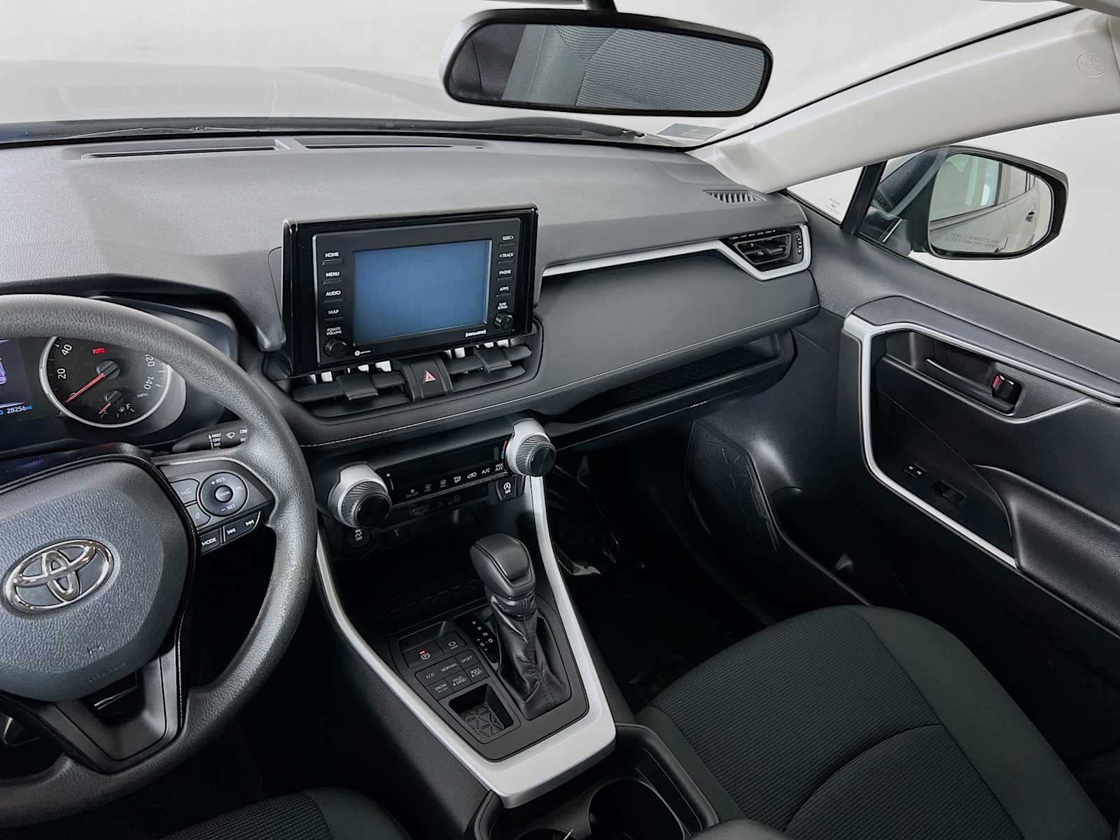 2021 Toyota RAV4 LE - Photo 22