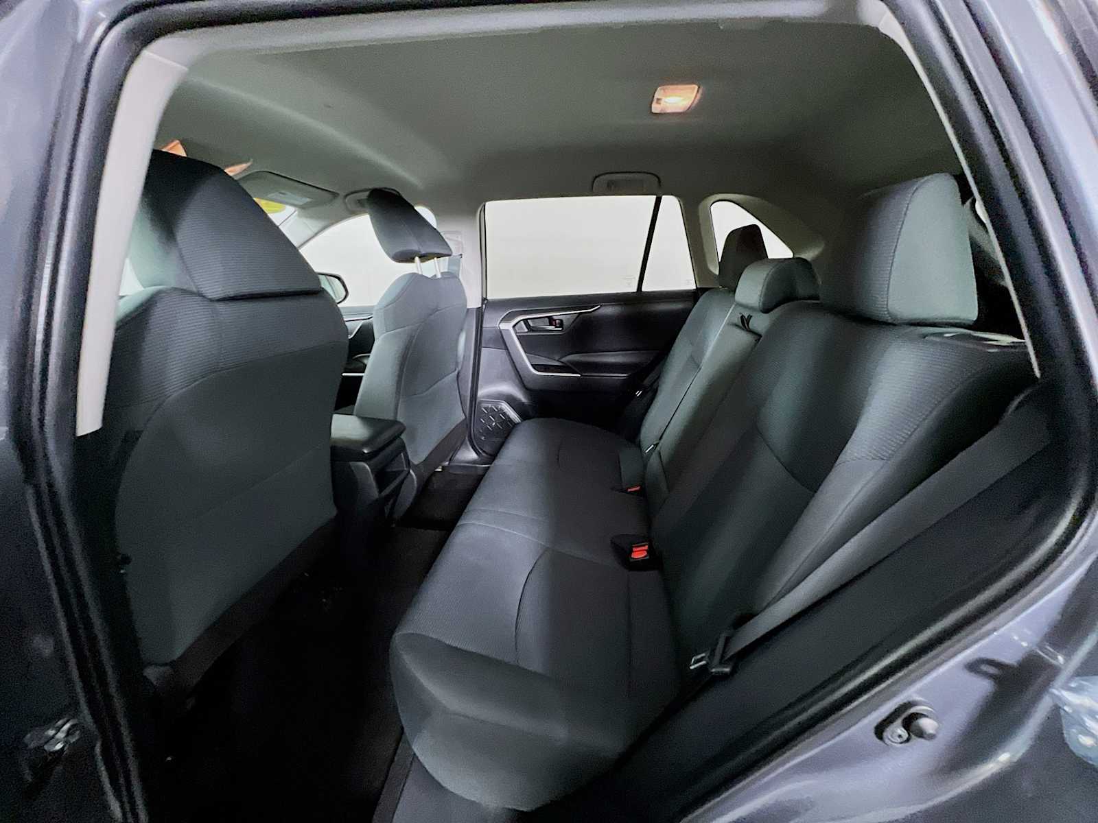 2021 Toyota RAV4 LE - Photo 23