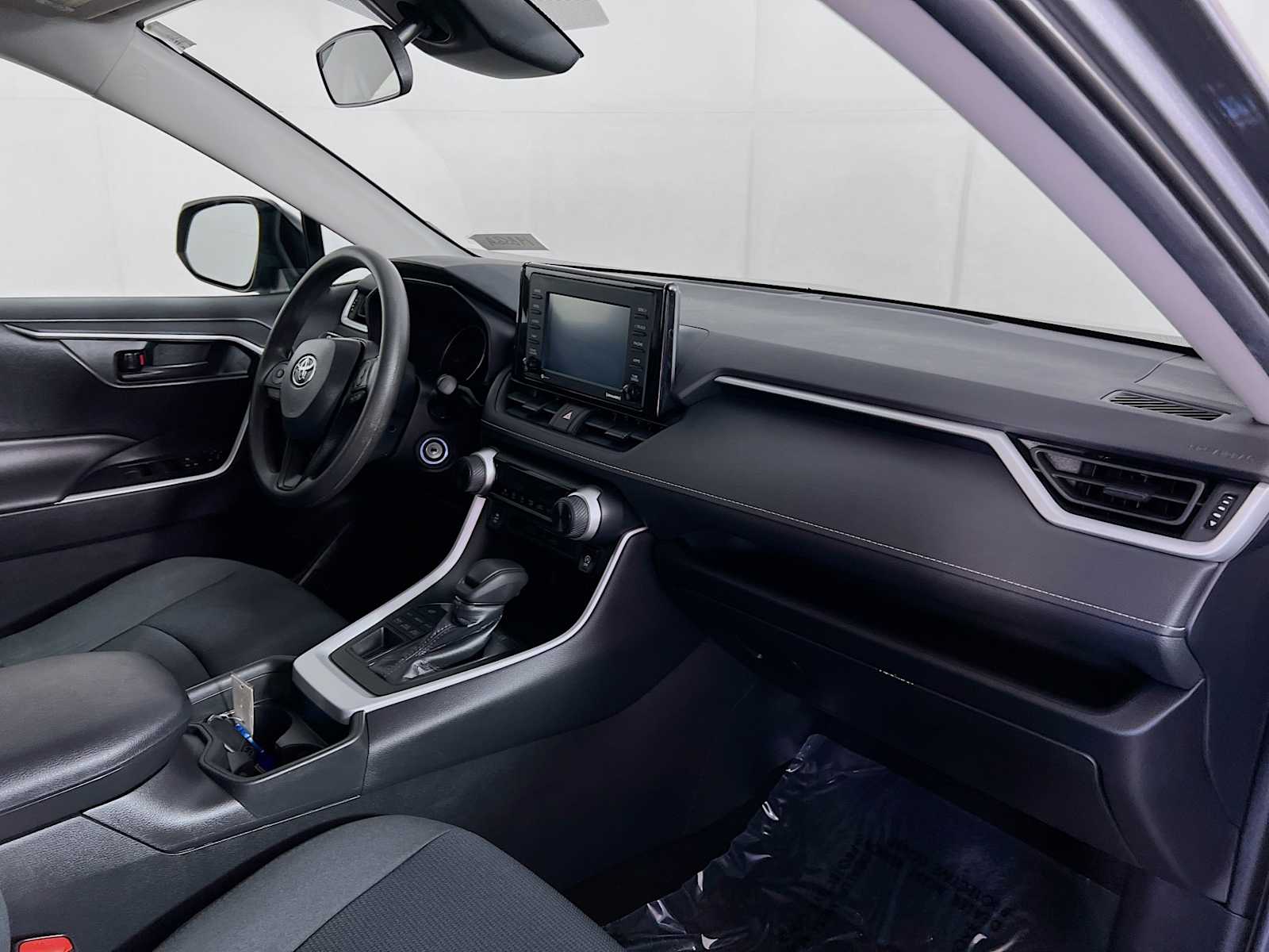 2021 Toyota RAV4 LE - Photo 27