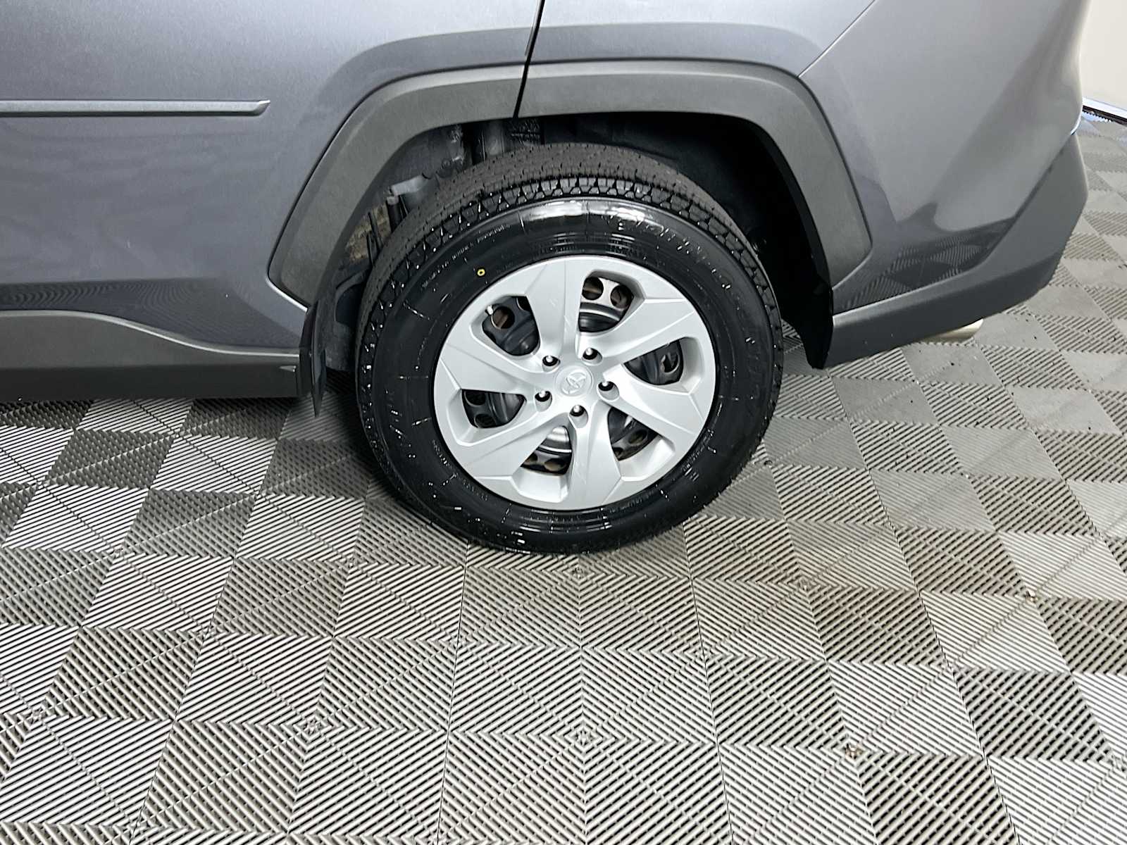 2021 Toyota RAV4 LE - Photo 29