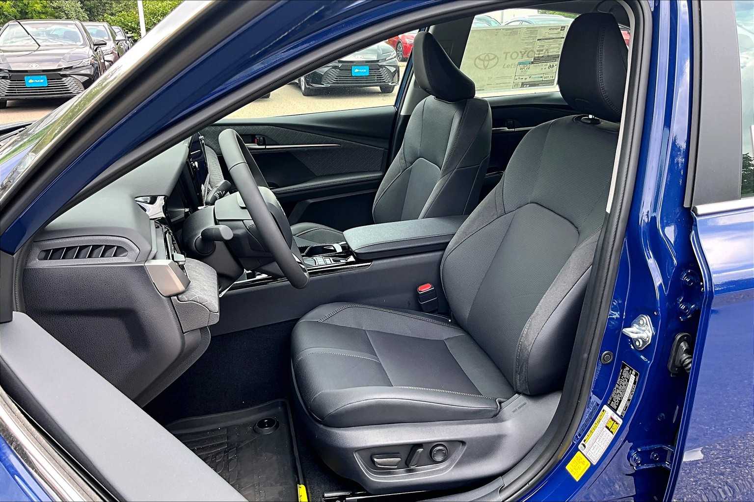 2025 Toyota Camry XLE - Photo 11