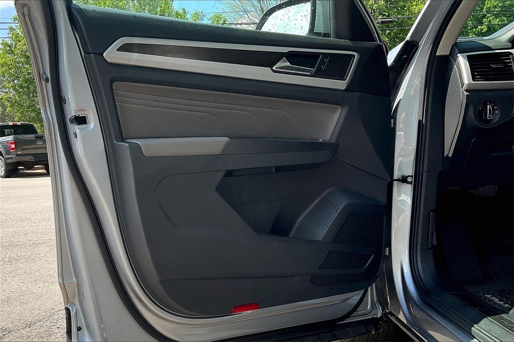 2022 Volkswagen Atlas 3.6L V6 SE w/Technology - Photo 9