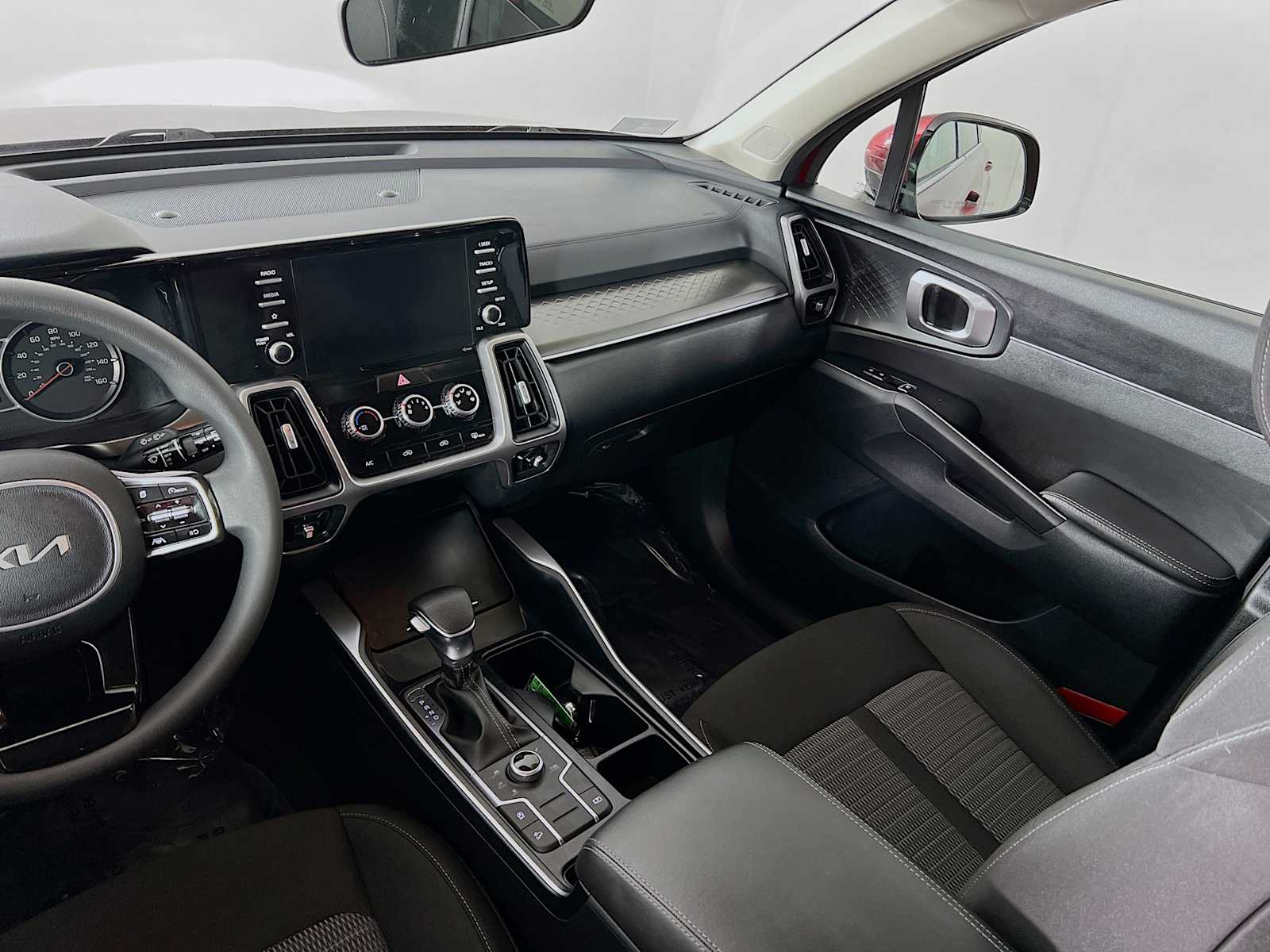 2022 Kia Sorento LX - Photo 22