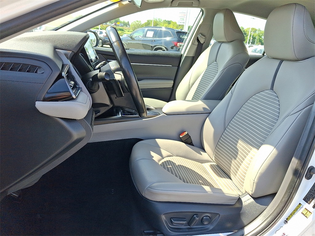 2022 Toyota Camry SE - Photo 14