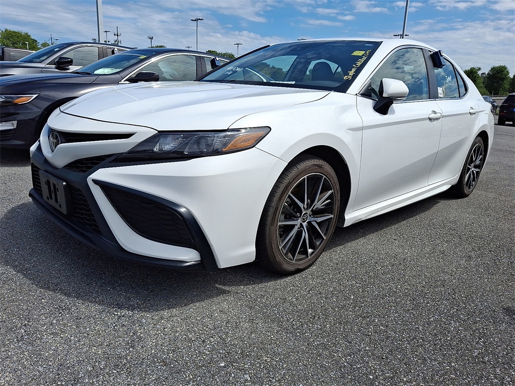 2022 Toyota Camry SE - Photo 3