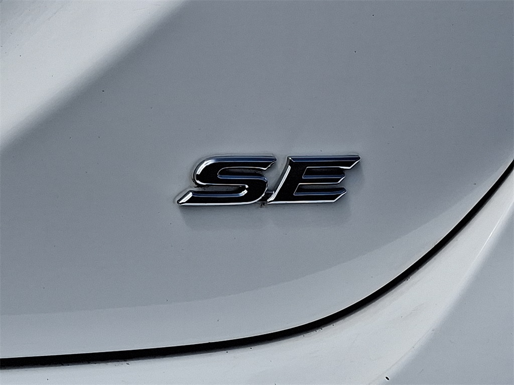 2022 Toyota Camry SE - Photo 10