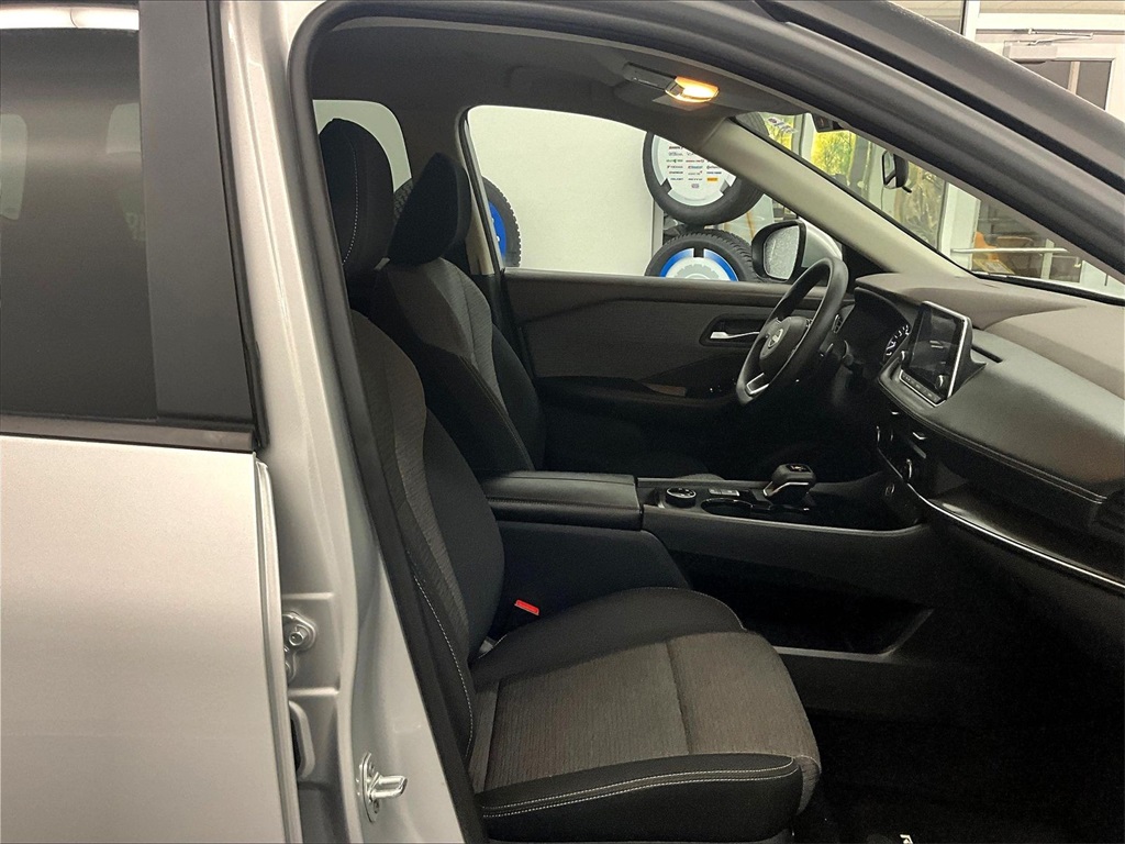 2023 Nissan Rogue SV - Photo 11