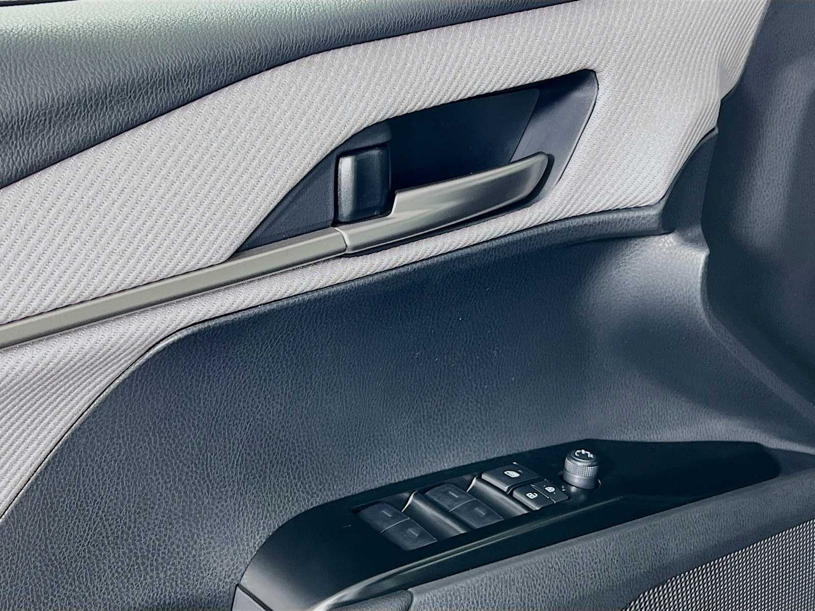 2026 Toyota Camry SE - Photo 16