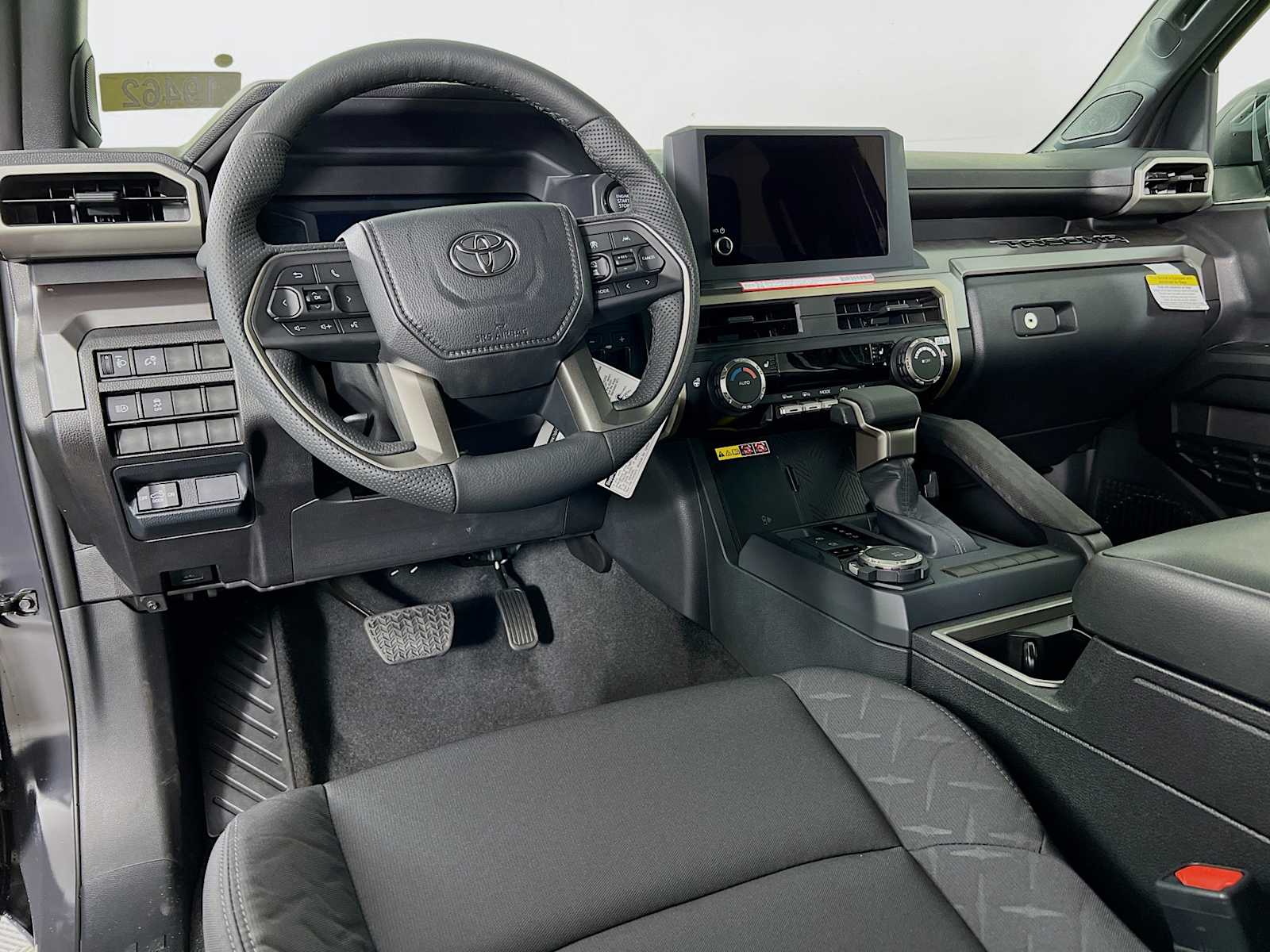 2025 Toyota Tacoma SR5 - Photo 6