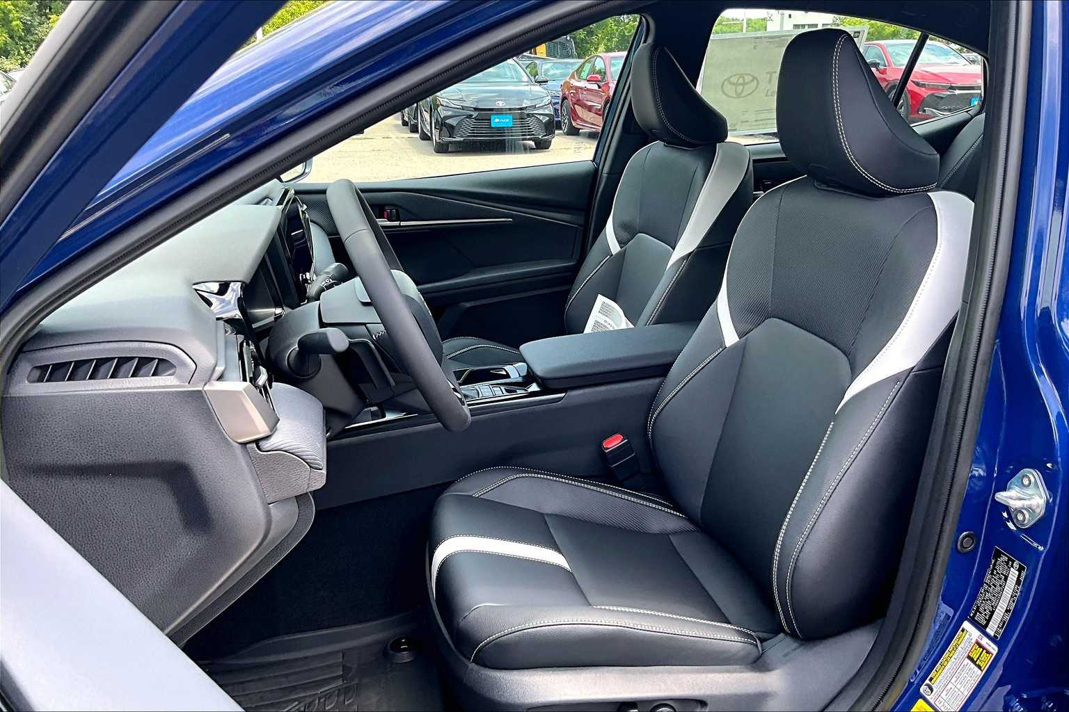 2025 Toyota Camry SE - Photo 11