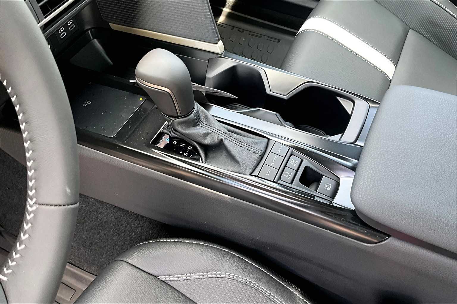 2025 Toyota Camry SE - Photo 14