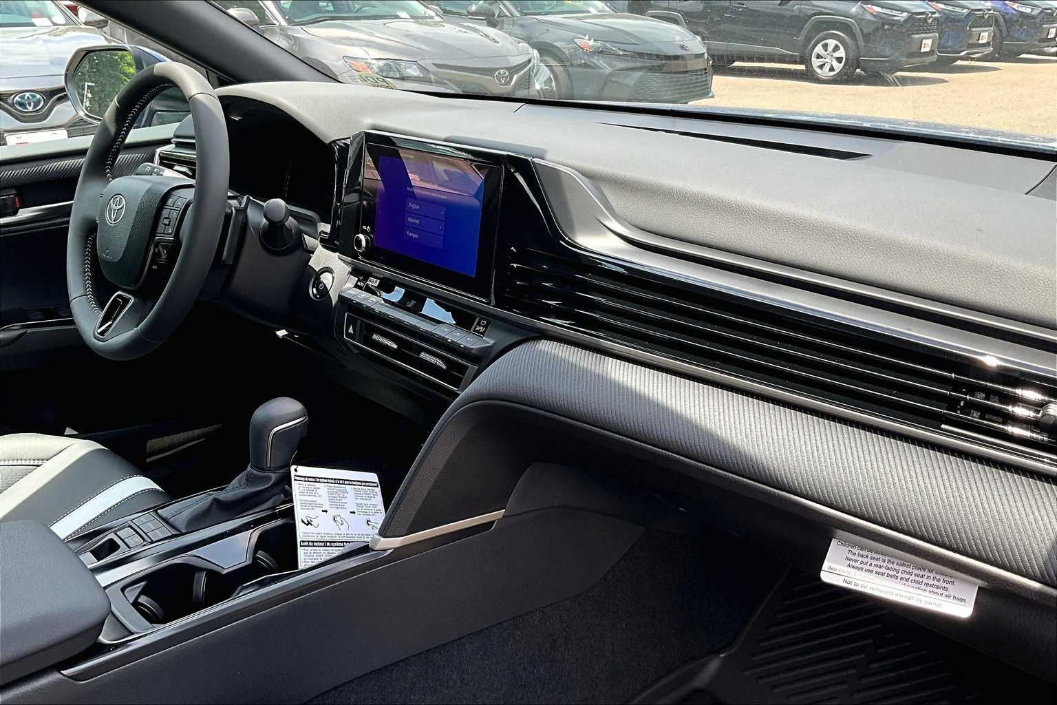 2025 Toyota Camry SE - Photo 10