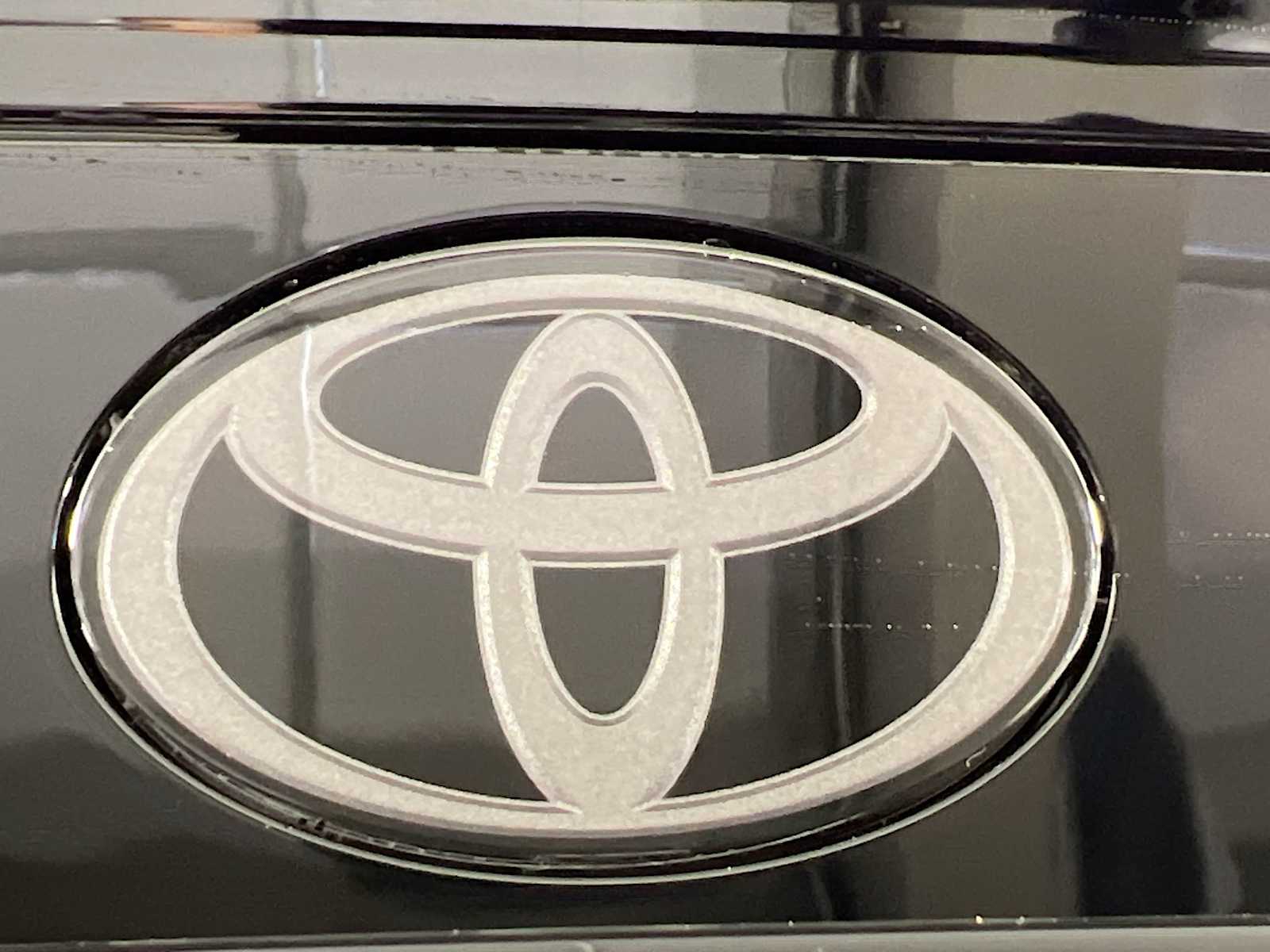 2026 Toyota Prius Plug-In Hybrid SE - Photo 17