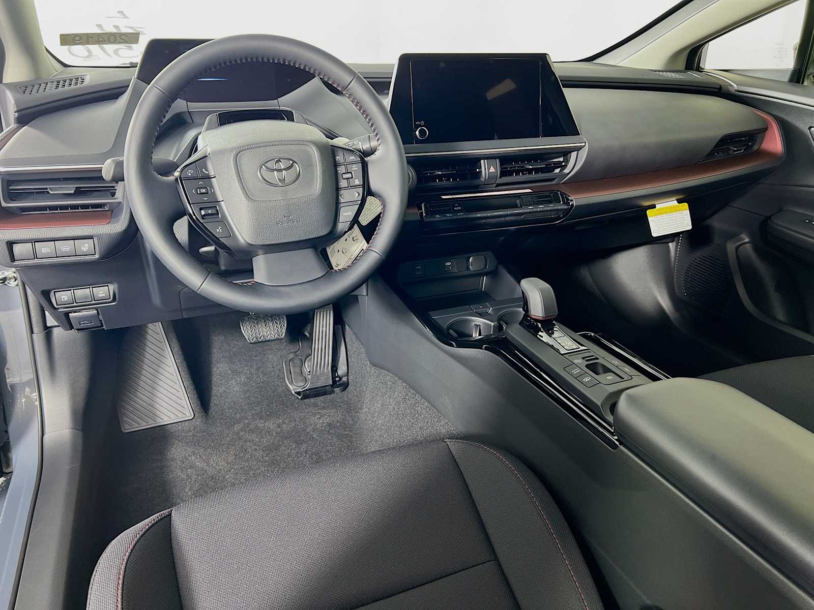 2026 Toyota Prius Plug-In Hybrid SE - Photo 6