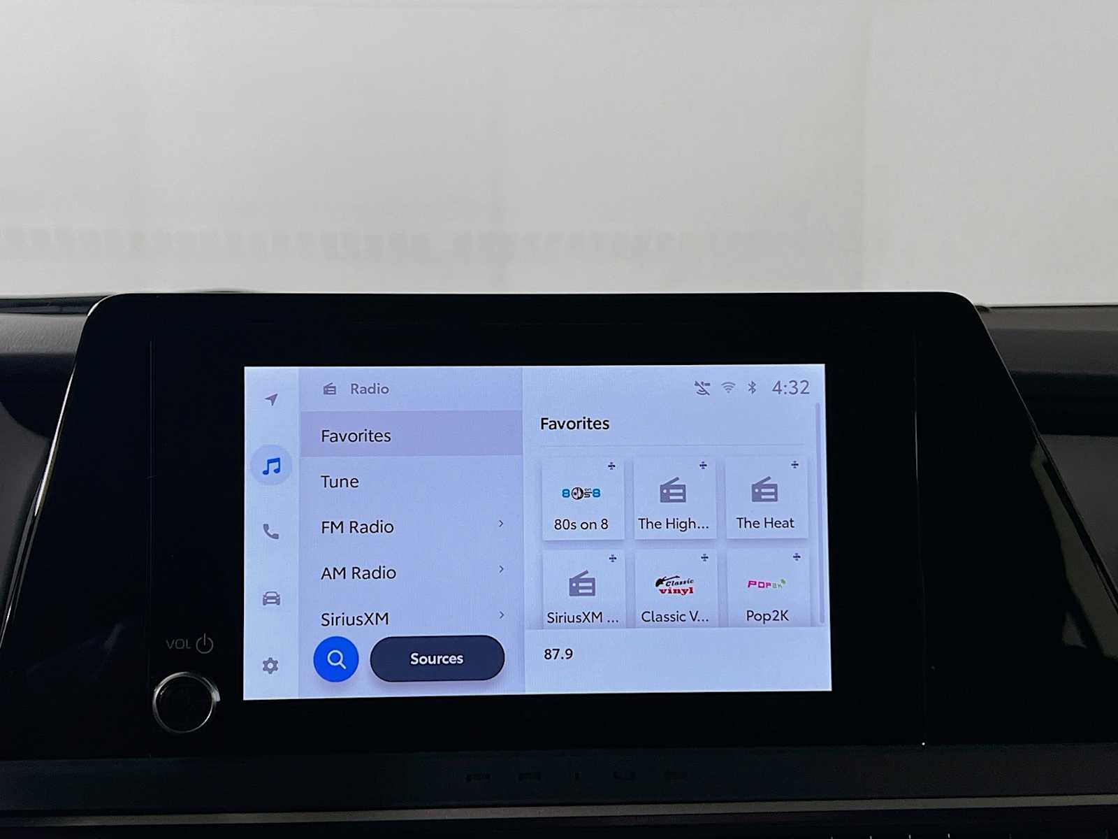 2026 Toyota Prius Plug-In Hybrid SE - Photo 8