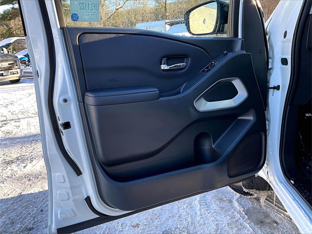 2025 Nissan Frontier SV - Photo 18