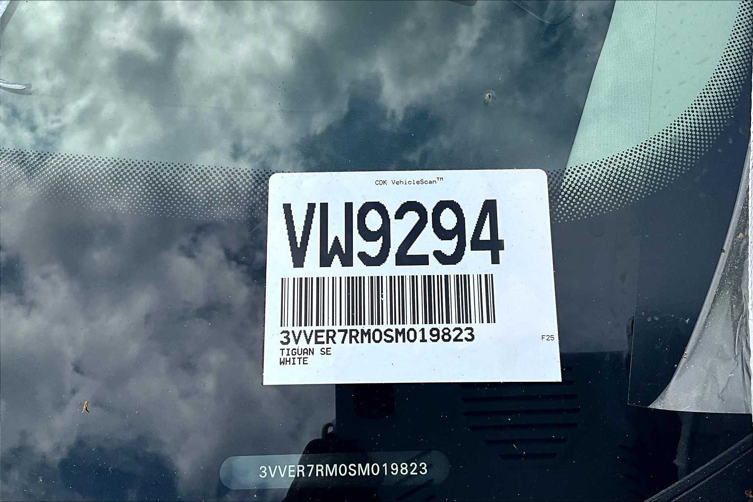 2025 Volkswagen Tiguan SE - Photo 18