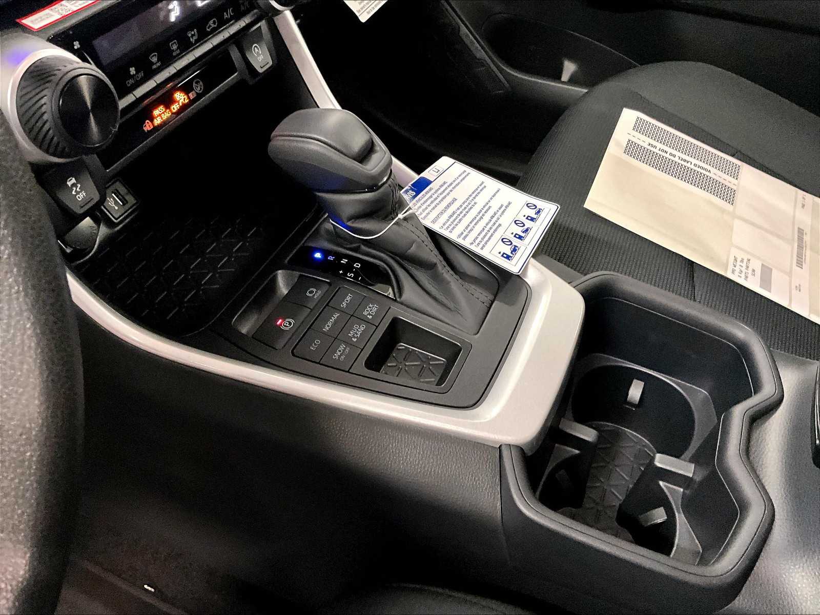 2025 Toyota RAV4 LE - Photo 14