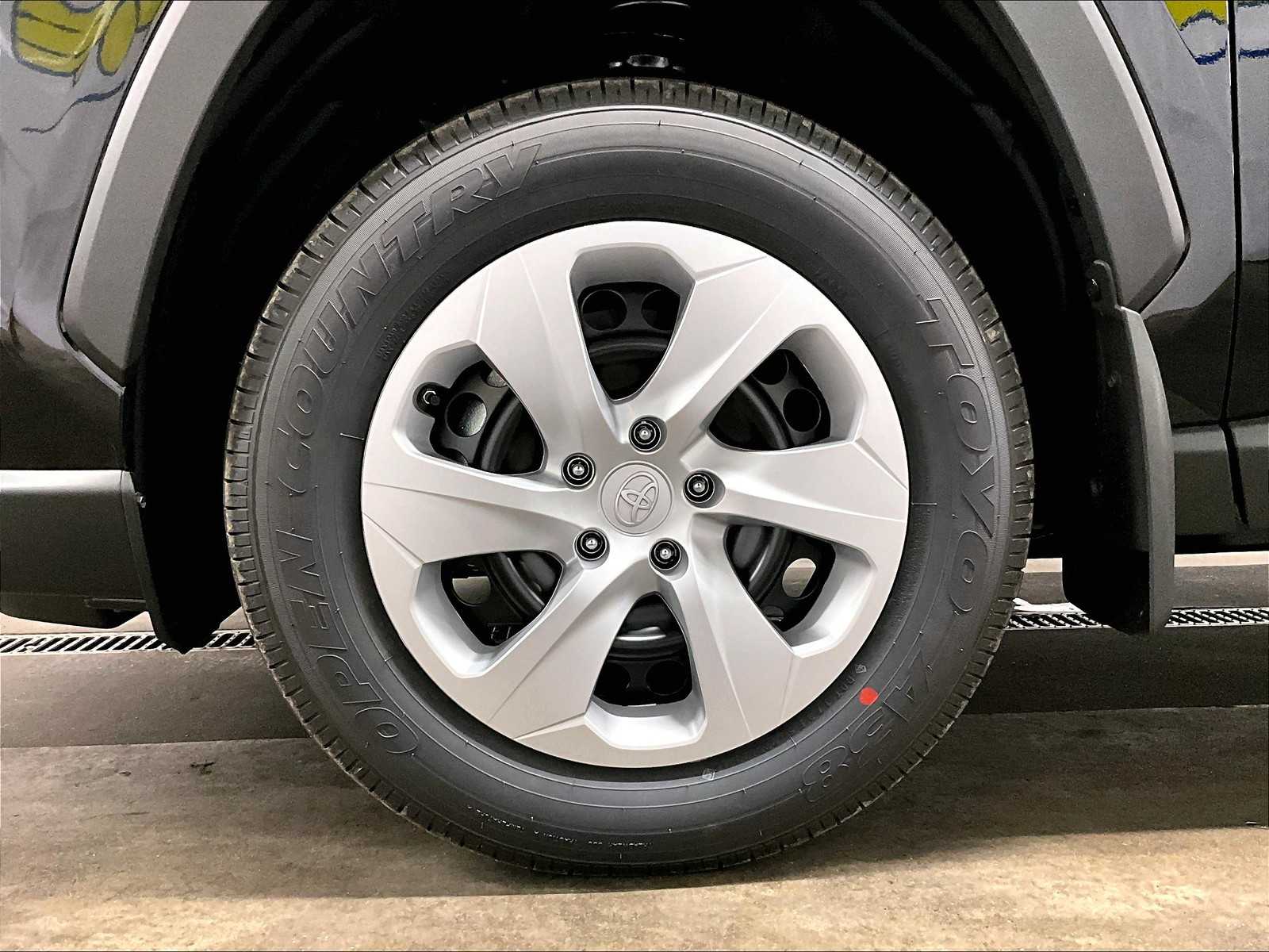 2025 Toyota RAV4 LE - Photo 8
